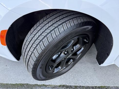 Used 2023 Chrysler Pacifica Limited w/ S Appearance Package image 57