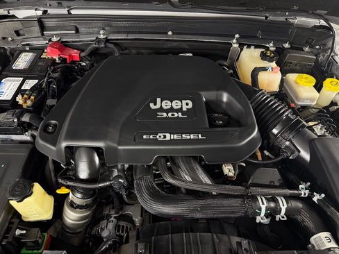 Certified 2021 Jeep Wrangler Unlimited Sahara image 32