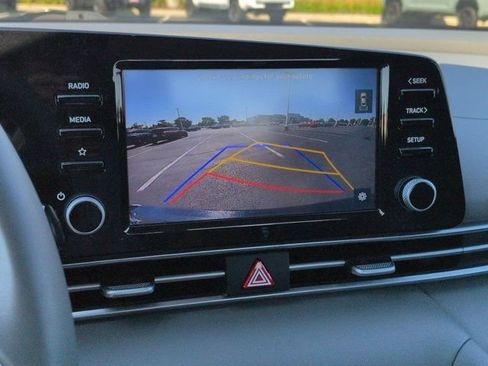 Used 2022 Hyundai Elantra SEL w/ Convenience Package FWD image 12