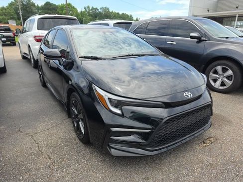 Used 2025 Toyota Corolla XSE FWD image 2