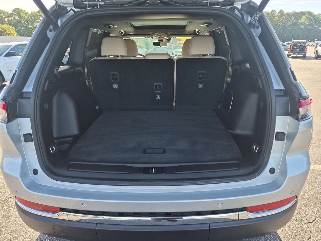 Certified 2025 Jeep Grand Cherokee Limited w/ Luxury Tech Group II AWD/4WD image 29