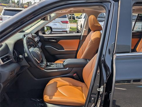 Used 2022 Toyota Highlander XLE AWD/4WD image 17