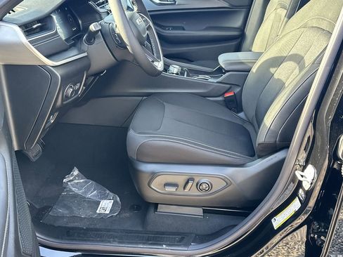 New 2025 Jeep Grand Cherokee L Laredo image 9