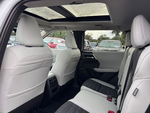 New 2025 Mitsubishi Outlander SE image 17