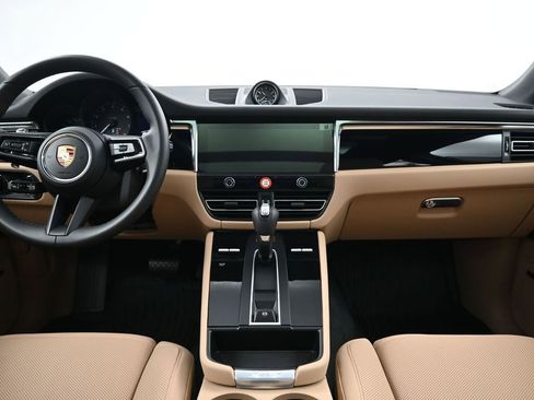 Certified 2026 Porsche Macan AWD/4WD image 9