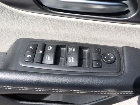 Used 2023 Chrysler Pacifica Touring-L FWD image 14