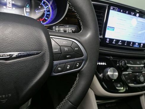 Used 2023 Chrysler Pacifica Limited image 36