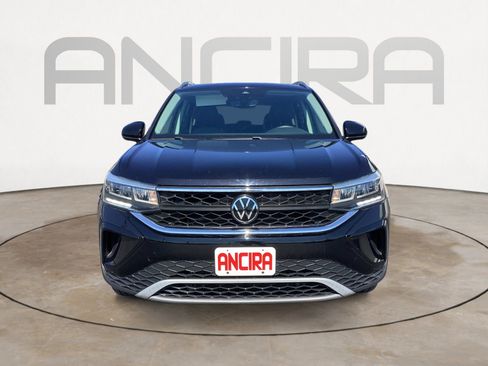 Used 2023 Volkswagen Taos SE w/ Panoramic Sunroof Package FWD image 6