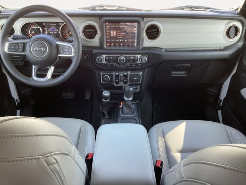 Used 2023 Jeep Gladiator Overland image 4