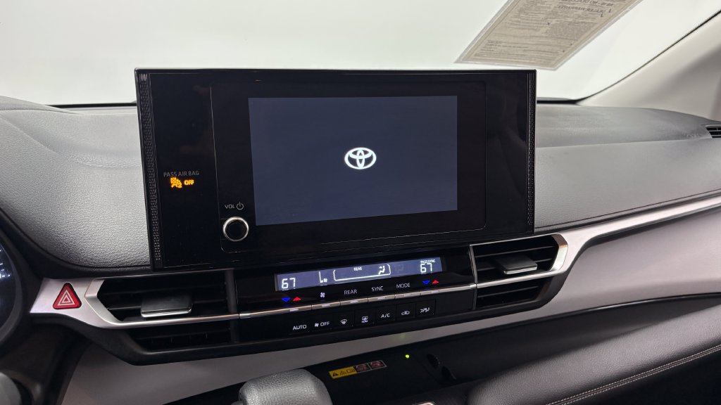 Used 2025 Toyota Sienna LE FWD image 22