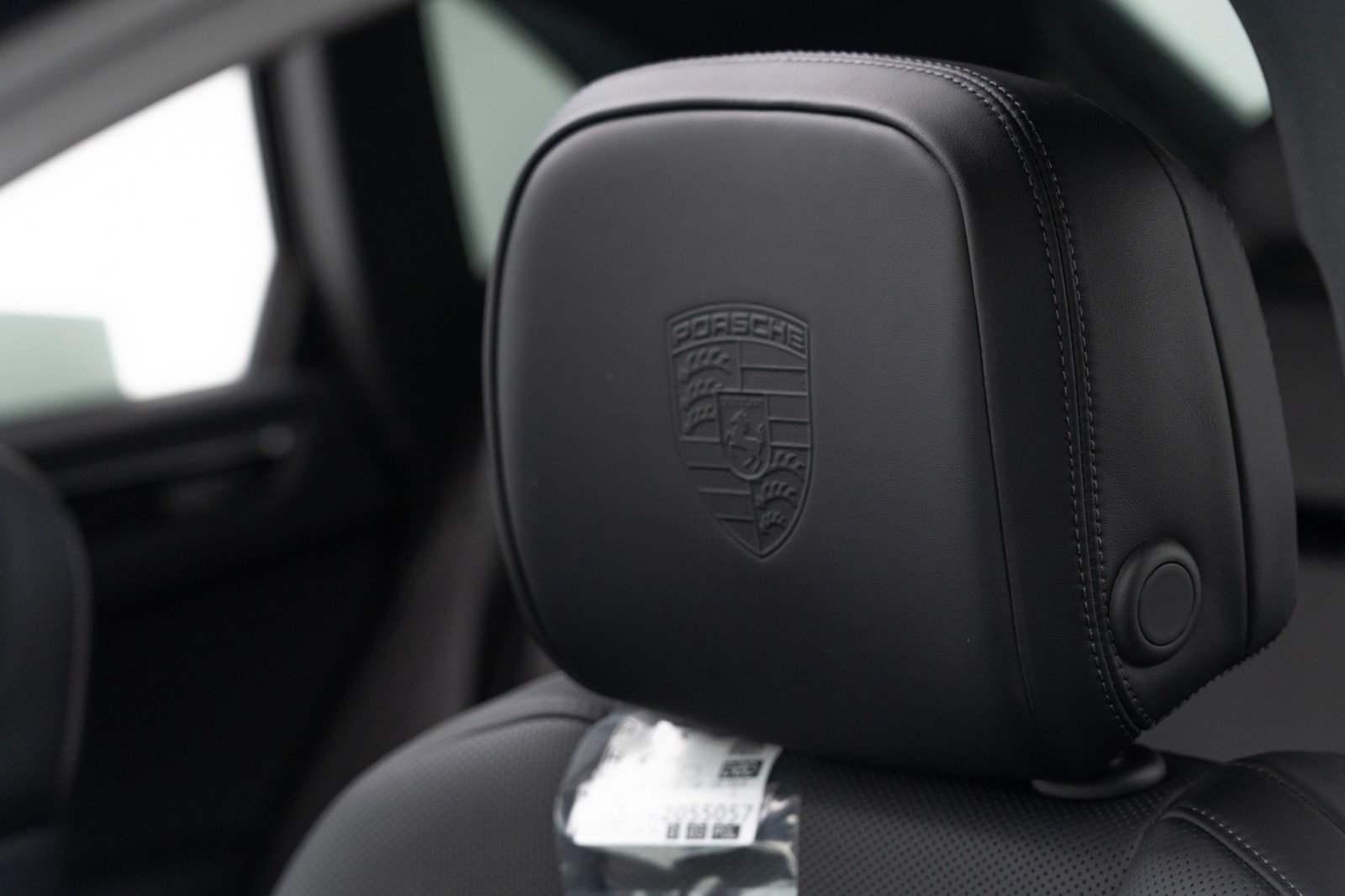 Certified 2025 Porsche Macan Turbo AWD/4WD image 19