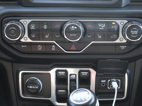 Used 2018 Jeep Wrangler Unlimited Sahara image 21