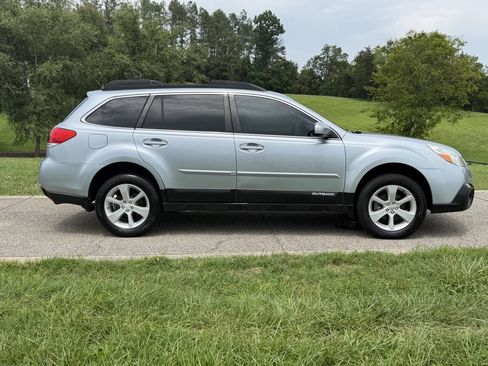 Used 2013 Subaru Outback 2.5i Premium w/ All-Weather Pkg AWD/4WD image 10