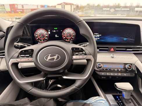 Used 2025 Hyundai Elantra Limited image 12