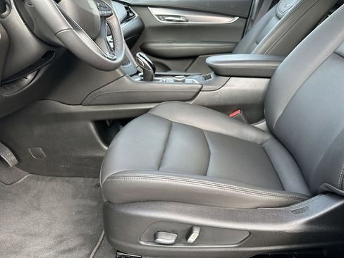 New 2025 Cadillac XT6 Luxury image 14