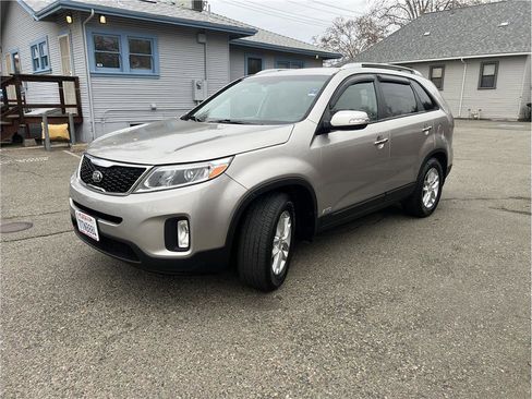Used 2014 Kia Sorento LX image 3