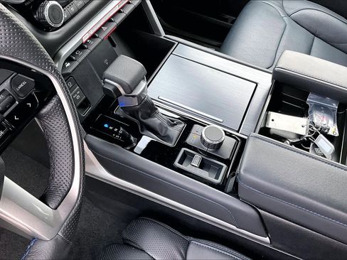 Used 2025 Toyota Sequoia Platinum image 15