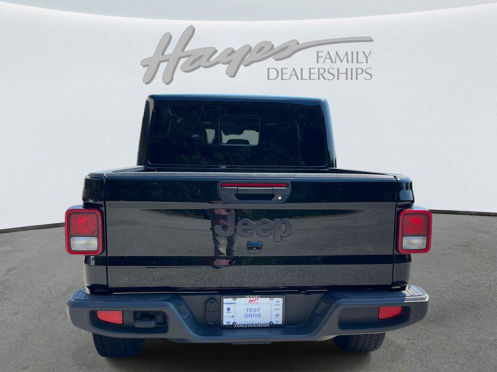 Used 2025 Jeep Gladiator Sport AWD/4WD image 4