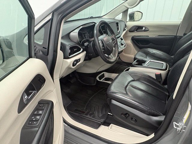 Used 2022 Chrysler Pacifica Touring-L FWD image 15