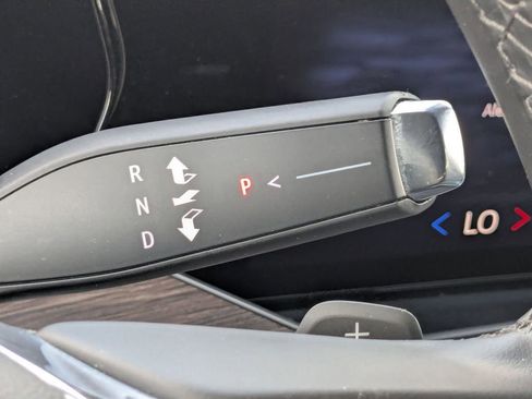 Used 2025 Chevrolet Suburban Z71 image 15