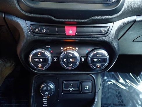 Used 2016 Jeep Renegade Trailhawk w/ Premium Trailhawk Package AWD/4WD image 19