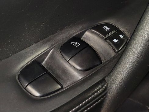 Used 2018 Nissan Rogue S image 27