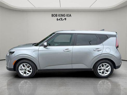 Used 2025 Kia Soul LX w/ LX Technology Package FWD image 2
