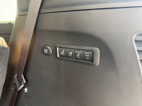 Used 2025 Chrysler Pacifica Pinnacle w/ Trailer Tow Group AWD/4WD image 20