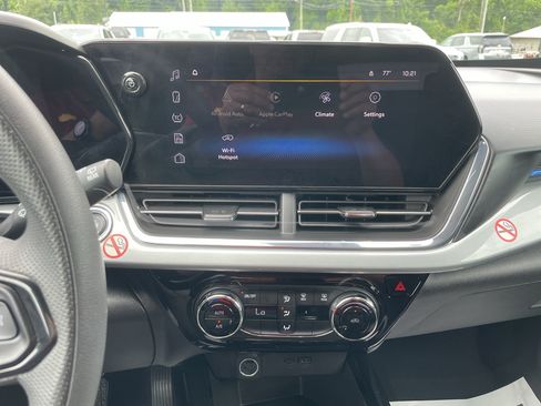 Certified 2025 Chevrolet Trax LT FWD image 21