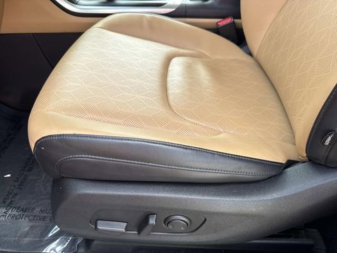 Used 2024 Kia Carnival LX FWD image 27