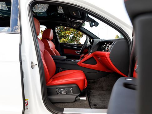 Used 2025 Bentley Bentayga image 2