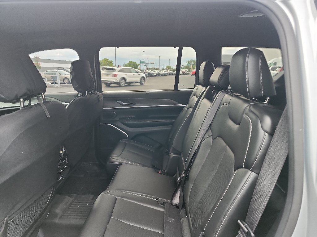 Used 2025 Jeep Grand Cherokee L Limited w/ Luxury Tech Group II AWD/4WD image 12