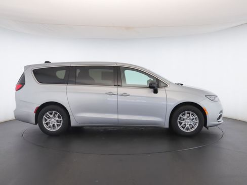 New 2026 Chrysler Pacifica Select image 29