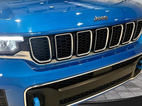 Used 2022 Jeep Grand Cherokee Overland AWD/4WD image 34