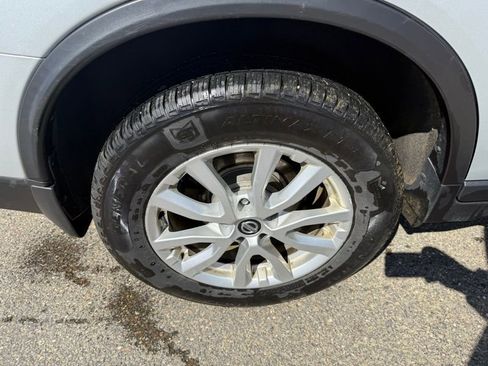 Used 2018 Nissan Rogue SV image 16