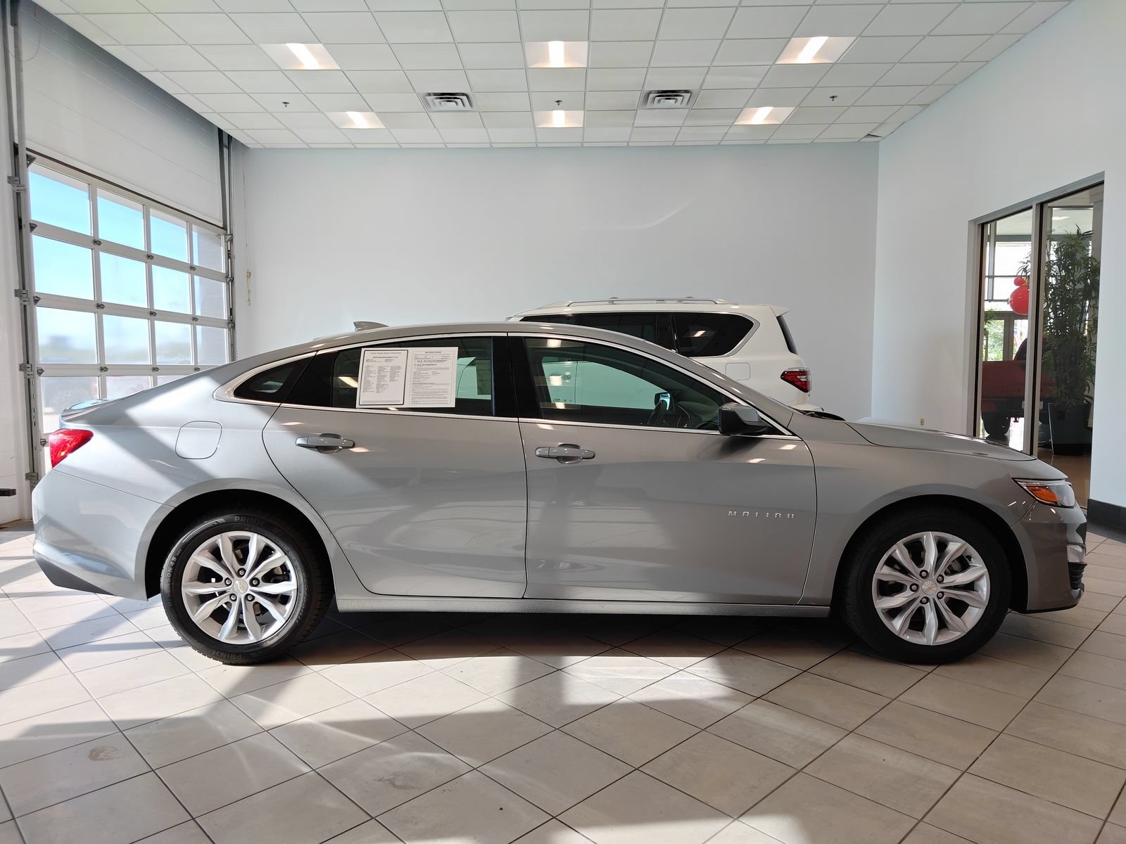 Used 2025 Chevrolet Malibu LT FWD image 2