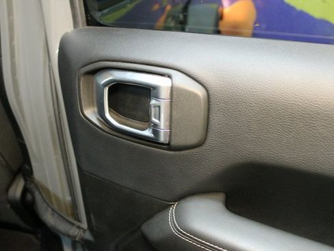 Used 2019 Jeep Wrangler Unlimited Sahara w/ Uconnect 4C Nav & Sound Group image 12