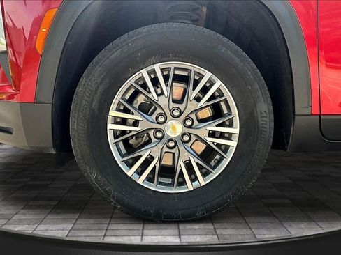 Used 2025 Chevrolet Traverse LT FWD image 33
