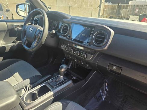 Used 2022 Toyota Tacoma TRD Off-Road w/ Technology Package AWD/4WD image 11
