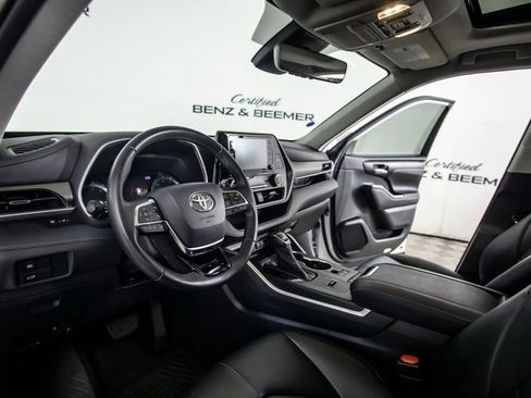 Used 2021 Toyota Highlander XLE FWD image 23