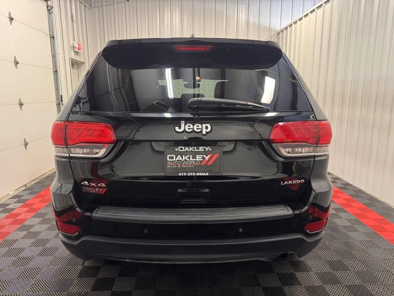Used 2017 Jeep Grand Cherokee Laredo w/ Quick Order Package 23E AWD/4WD image 3