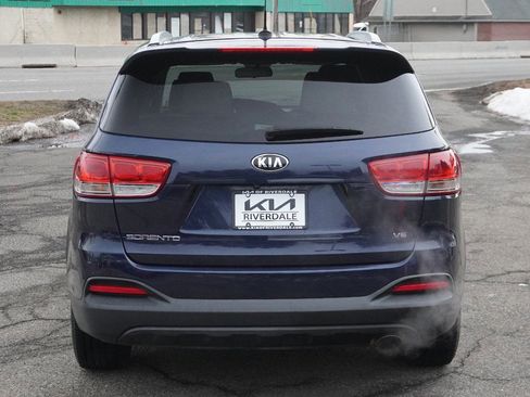 Used 2017 Kia Sorento LX image 9