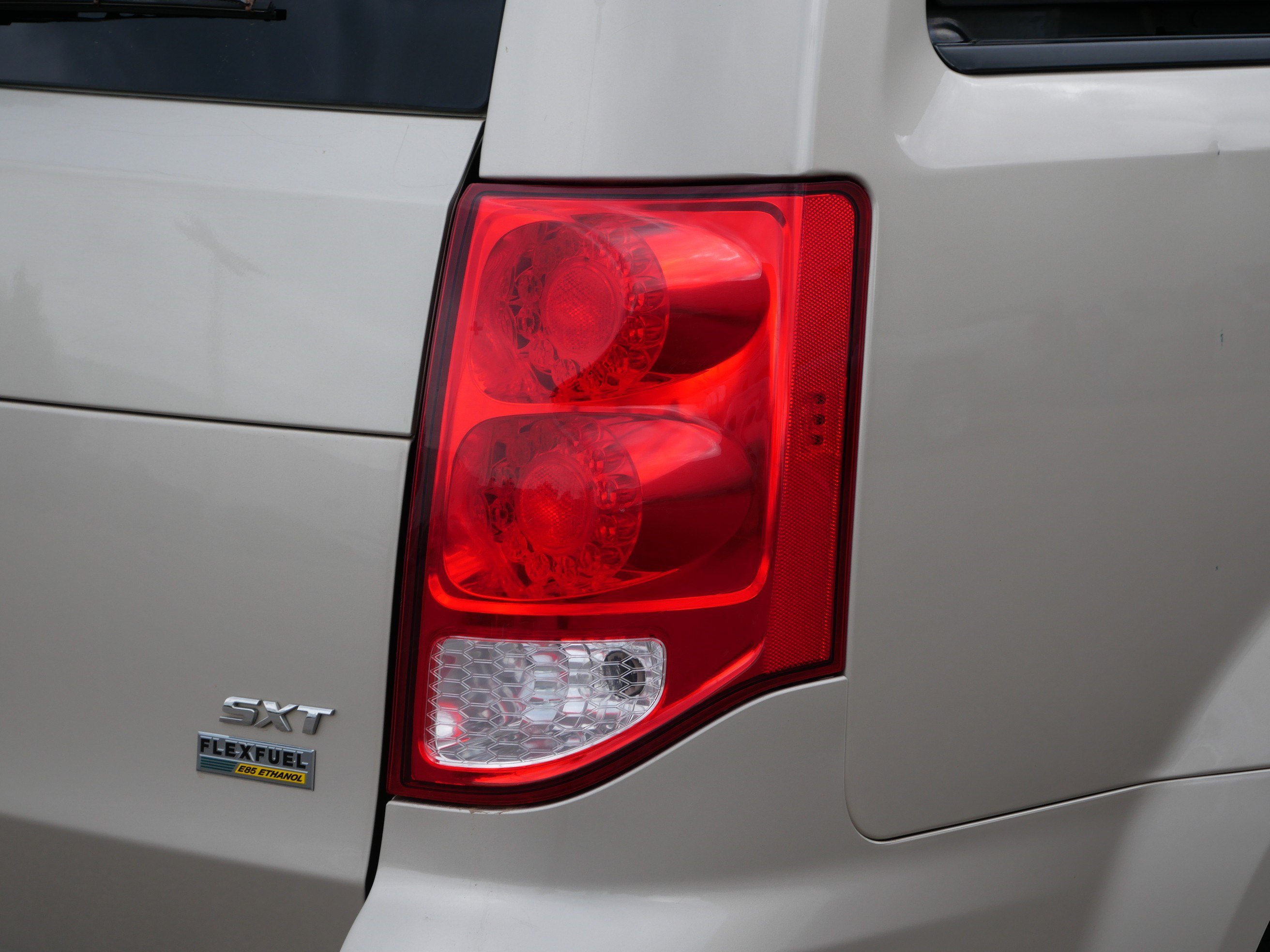 Used 2016 Dodge Grand Caravan SXT w/ Rear Park Assist Package FWD image 18