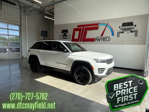 Used 2025 Jeep Grand Cherokee Altitude AWD/4WD image 1