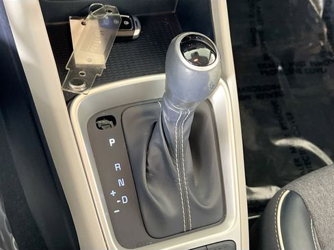 Used 2021 Hyundai Venue image 17