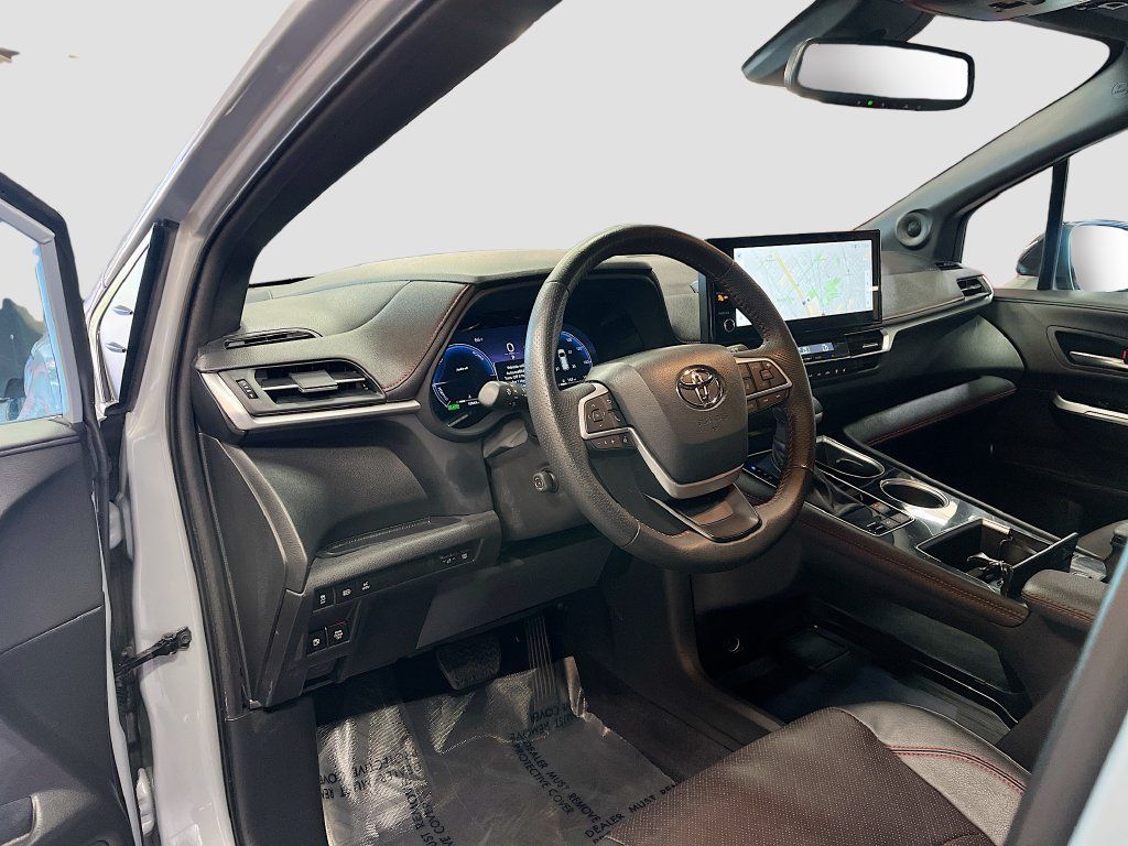 Used 2025 Toyota Sienna XSE w/ XSE Premium Package FWD image 9