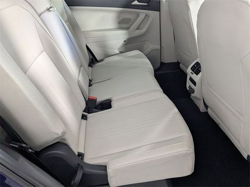 Used 2024 Volkswagen Tiguan SE image 33