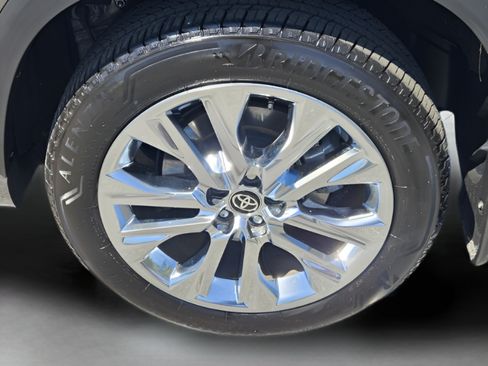 Certified 2026 Toyota Highlander Limited AWD/4WD image 31