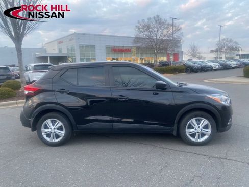 Used 2020 Nissan Kicks S image 2