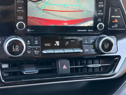 Used 2021 Toyota Highlander XLE FWD image 23